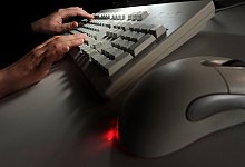 Arbeit am Computer - Foto: Jochen L&uuml;bke