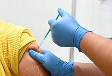 Eine Ärztin verabreicht ein Impfung - Bernd Weißbrod/dpa/dpa-tmn