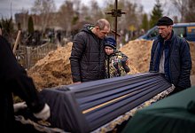 Im ukrainischen Butscha werden Opfer der russischen Invasion beerdigt. - Emilio Morenatti/AP/dpa