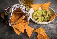 Geöffnete Chipstüte mit Nachos - Christin Klose/dpa-tmn