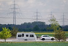 Fahren mit einem Anh&auml;nger-Gespann - Foto: Lino Mirgeler/dpa/dpa-tmn