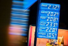 Eine Aral-Tankstelle in Berlin weist gegen 2 Uhr morgens bereits erh&ouml;hte Preise aus, bei denen nur noch Autogas unter 2 Euro liegt. - Christoph Soeder/dpa