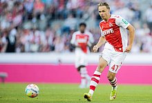 Kölns Mathias Olesen spielt den Ball. - Rolf Vennenbernd/dpa