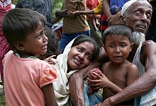 Angeh&ouml;rige der muslimischen Minderheit der Rohingyas weinen an der Grenze zu Bangladesch. (Archivbild) - Mushfiq Alam/AP/dpa