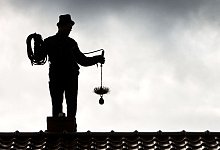 Ein Schornsteinfeger steht - Patrick Pleul/dpa/dpa-tmn