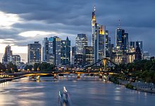 Skyline von Frankfurt bei Nacht - Boris Roessler/dpa