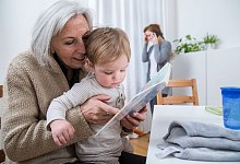 Großmutter, Tochter und Enkel - Christin Klose/dpa-tmn