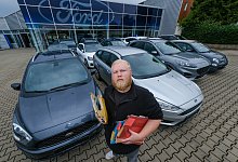 Autohaus-Disponent Ron Str&uuml;we wartet derzeit auf die Zulassung von insgesamt 23 Fahrzeugen. - Andreas Zobe/NW