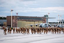Nach Beendigung der Luftbr&uuml;cke steigen Soldaten der Bundeswehr auf dem nieders&auml;chsischen St&uuml;tzpunkt Wunstorf aus Flugzeugen. - Daniel Reinhardt/dpa
