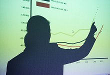 Frau hält eine Präsentation - Annette Riedl/dpa/dpa-tmn