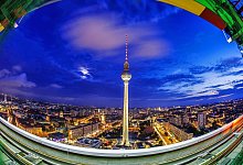 Berliner Fernsehturm wird 50 - Foto: Paul Zinken/dpa