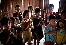 And&auml;chtige Kinder einer muslimischen Grundschule - Julius Schrank