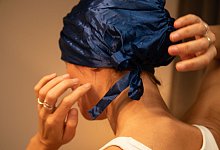 Ein Frau trägt eine Seidenhaube - Christin Klose/dpa-tmn