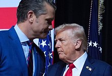 US-Präsident Donald Trump und Pentagon-Chef Pete Hegseth - Evan Vucci/AP/dpa
