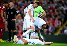 Nach einem Kopfstoß durch Liverpools Darwin Nunez (l) liegt Joachim Andersen von Crystal Palace am Boden. - Peter Byrne/PA Wire/dpa