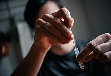 Und den Tupfer noch einmal drehen: Damit Corona-Selbsttests ein verl&auml;ssliches Ergebnis liefern, h&auml;lt man sich am besten an die Anleitung. - Zacharie Scheurer/dpa-tmn