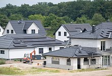 Neubauhäuser stehen in einer Wohnsiedlung - Sebastian Gollnow/dpa/dpa-tmn