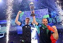 Mit portugiesischer Unterst&uuml;tzung konnte zum ersten Mal ein spanisches Team beim FIFAe Club World Cup in FIFA 22 den Pokal in die Luft strecken. - Gonzalo Arroyo - FIFA/FIFA/dpa