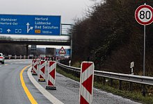 Unterwegs auf der Autobahn A2 - 1 - picture alliance / Rainer Keuenhof