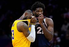 James und Embiid - Matt Slocum/AP/dpa