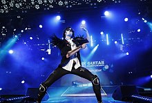 Kirill Blumenkrants hat die Luftgitarren-Weltmeisterschaft in Finnland gewonnen. - Eeva Riihelä/Lehtikuva/dpa