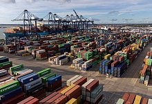 Containerhafen in Gro&szlig;britannien - Joe Giddens/PA Wire/dpa