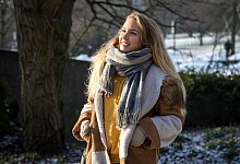 Frau geht im Park spazieren - Christin Klose/dpa-tmn