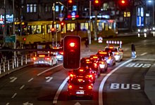Rote Ampel am Abend, Autos stauen sich an einer Ampel, Innenstadtverkehr in Bad Cannstatt, Stuttgart, Baden-W&uuml;rttemberg, Deutschland, Europa - picture alliance / imageBROKER