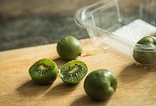 Kiwibeeren auf einem Schneidebrett - Christin Klose/dpa-tmn