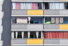 Sommerhitze: Was bringt eigentlich ein Laken vor dem Fenster? - Foto: Jens Kalaene/dpa-Zentralbild/dpa-tmn