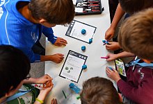 Sch&uuml;ler bei der Gruppenarbeit - Foto: Ralf Hirschberger/dpa-Zentralbild