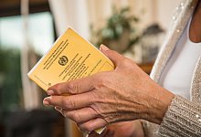 Eine Frau hält einen Impfass in der Hand - Christin Klose/dpa-tmn