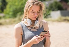 Mit dem Smartphone &uuml;ber all die Lieblingsmusik h&ouml;ren - Foto: Christin Klose/dpa-tmn