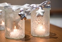 Kerzenhalter mit Eisblumen-Spray - Foto: www.diy-academy.eu/dpa-tmn