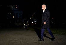 US-Pr&auml;sident Joe Biden l&auml;chelt, als er nach seiner viert&auml;gigen Europareise mit der Marine One auf dem South Lawn in Washington am Wei&szlig;en Haus eintrifft. - Carolyn Kaster/AP/dpa