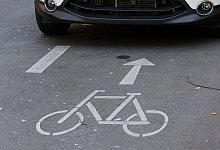 Auto parkt auf einem Radweg - Henning Kaiser/dpa-tmn