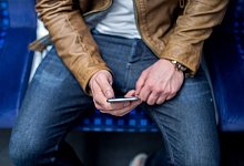 Bahnreisende in Deutschland werden in Zukunft immer häufiger unterwegs eine stabile Mobilfunkverbindung nutzen können. - picture alliance / Hauke-Christian Dittrich/dpa