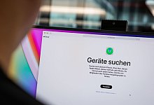 Ein Mann nutzt einen Geräte-Ortungsservice - Christin Klose/dpa-tmn