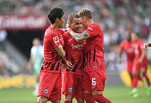 Kristijan Jakic (r) und Daichi Kamada (l) feiern den Frankfurter Torsch&uuml;tzen Mario G&ouml;tze. - Carmen Jaspersen/dpa