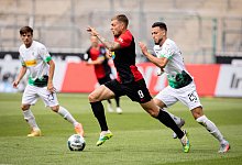 Alexander Esswein, der hier f&uuml;r Hertha BSC Berlin im Bundesliga-Spiel gegen Borussia M&ouml;nchengladbach am Ball ist, wird nicht mehr beim SC Paderborn anheuren. Der 30-J&auml;hrige wechselte am Freitag zum SV Sandhausen. - picture alliance