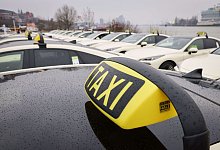 Taxis in Hamburg - Christian Charisius/dpa