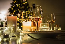 Weingläser stehen auf einem festlich gedeckten Tisch - Christin Klose/dpa-tmn