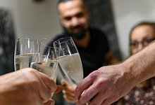 Menschen trinken Sekt - Daniel Maurer/dpa-tmn