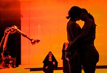 Theaterpremiere &laquo;Sancta&raquo; - Nicole Marianna Wytyczak/dpa