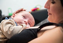 Ein Frau h&auml;lt ein Baby - Christin Klose/dpa-tmn