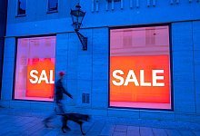 Werbetafeln mit der Aufschrift "Sale" - Jens Büttner/dpa/dpa-tmn