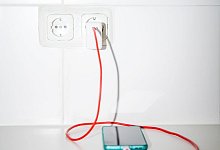 Schnellladen: Muss es ein Apple-Netzteil fürs iPhone 12 sein? - Foto: Zacharie Scheurer/dpa-tmn