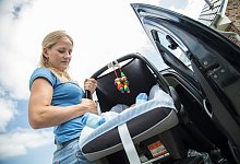 Frau mit Babyschale - Foto: Christin Klose/dpa-tmn