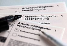 Falsche Krankmeldung - Jens B&uuml;ttner/dpa/dpa-tmn