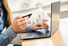 Frau mit Karte und Laptop - Christin Klose/dpa-tmn